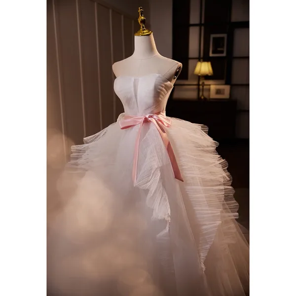 Chic / Belle Blanche Robe De Mariée De Bal 2024 Volants en Cascade Bustier Sans Manches Dos Nu Noeud Ceinture Train De Balayage Mariage Robe Boule