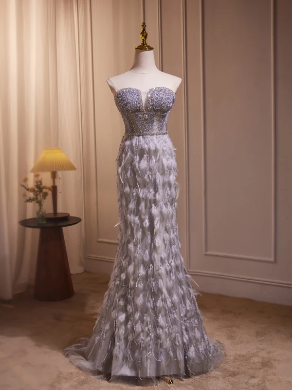 High End Charmant Grau Handgefertigt Perlenstickerei Perle Pailletten Feder Abendkleider 2024 Meerjungfrau Bandeau Ärmellos Rückenfreies Sweep / Pinsel Zug Strand