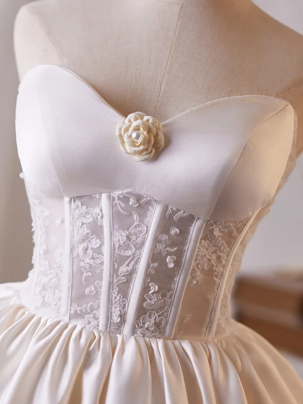 Sexy Elfenben Blonder Blomst Perle Korte Fest Festkjoler 2025 Prinsesse Kjæreste Uten Ermer Ryggløse Formelle Kjoler