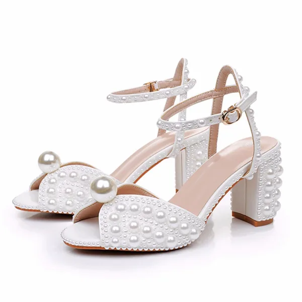 Élégant Blanche Perle Bride Cheville Chaussure De Mariée 2024 7 cm Talons Épais Peep Toes / Bout Ouvert Mariage Sandales Talons Hauts