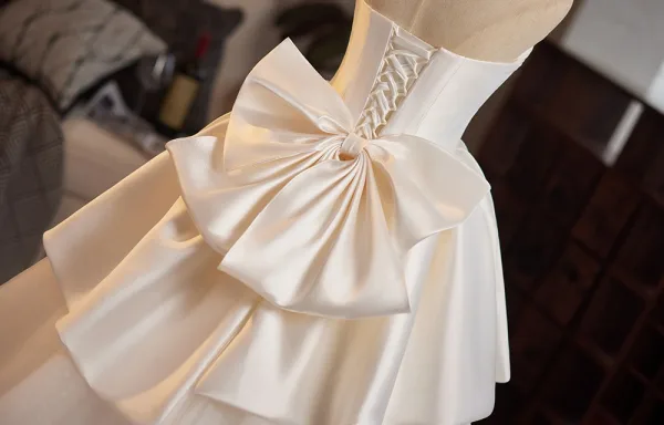Vintage / Originale Blanche Volants en Cascade Satin Robe De Mariée 2025 Robe Boule Bustier Sans Manches Dos Nu Noeud Train De Balayage