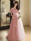 Schöne Rosa Schleife Stoffgürtel Ballkleider 2024 A Linie Rüschen Off Shoulder Kurze Ärmel Rückenfreies Lange Ball Festliche Kleider