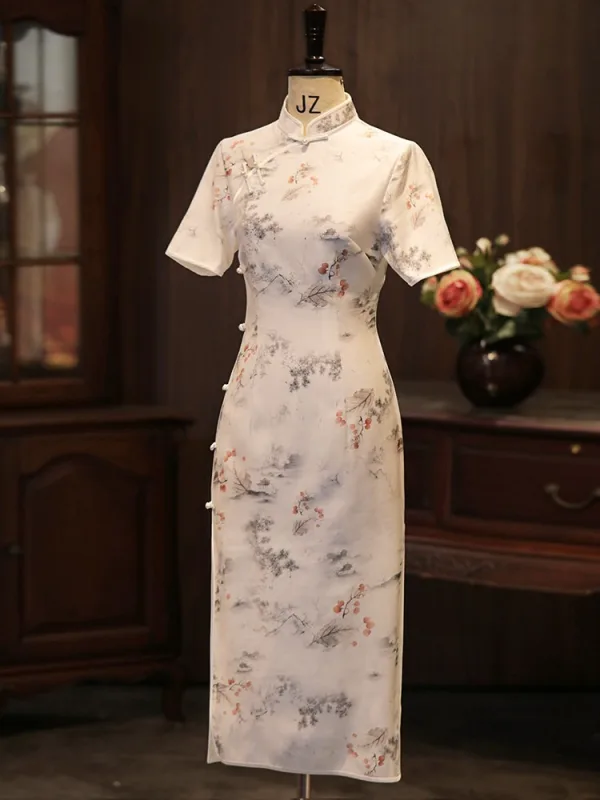 Chinesischer Stil Weiß Drucken Gespaltete Front Wadenlang Cheongsam 2026 Meerjungfrau Stehkragen Kurze Ärmel