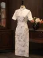 Chinesischer Stil Weiß Drucken Gespaltete Front Wadenlang Cheongsam 2026 Meerjungfrau Stehkragen Kurze Ärmel