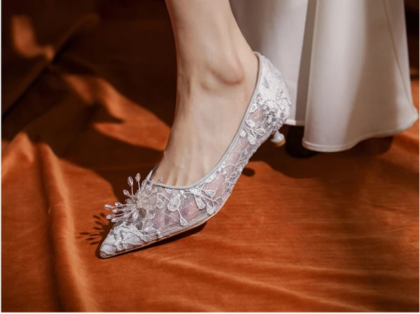 Charming White Beading Lace Flower Wedding Shoes 2023 Wedding 3 cm Stiletto Heels Low Heel Pointed Toe Pumps High Heels