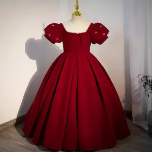 Chic Belle Bordeaux Anniversaire Robe Ceremonie Fille 2022 Robe Boule Encolure Carrée Gonflée Manches Courtes Dos Nu Noeud Perle Longue Robe Ceremonie Fille