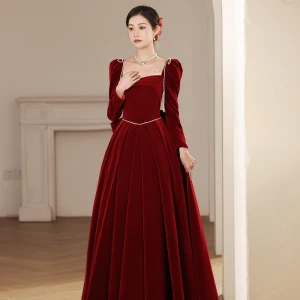 Élégant Bordeaux Velour Hiver Robe De Bal 2023 Princesse Encolure Carrée Perle Manches Longues Dos Nu Noeud Longue Promo Robe De Ceremonie