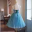 Chic / Belle Océan Bleu Faux Diamant Impression Courte de retour Robe De Graduation 2024 Bretelles Spaghetti Sans Manches Dos Nu Tulle