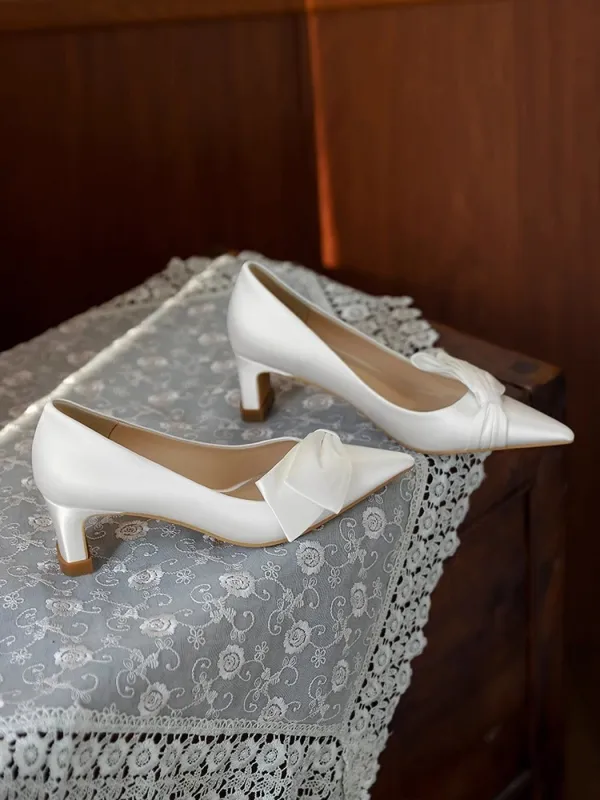 Modest / Simple Ivory Bow Wedding Shoes 2024 Leather 5 cm Stiletto Heels Pointed Toe Wedding Pumps High Heels