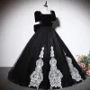Elegant Black Lace Flower Prom Dresses 2023 Ball Gown Square Neckline Short Sleeve Backless Bow Floor-Length / Long Prom Formal Dresses