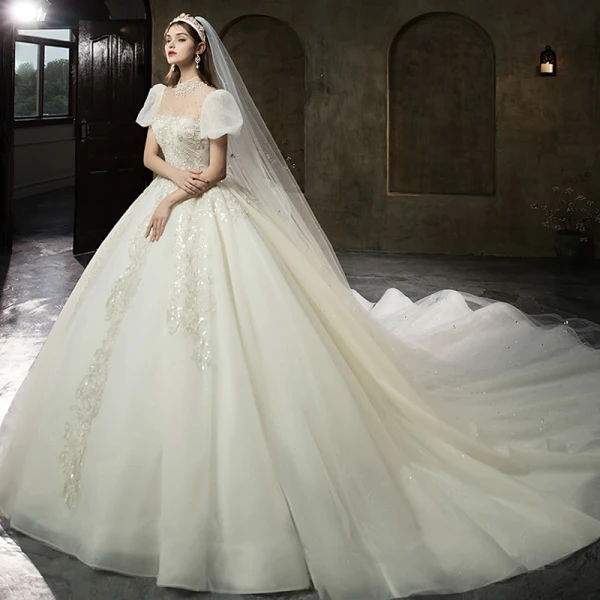 High End Vintage Ivory / Creme Perlenstickerei Perle Strass Brautkleider / Hochzeitskleider 2022 Ballkleid Rundhalsausschnitt Kurze Ärmel Rückenfreies Königliche Schleppe Hochzeit