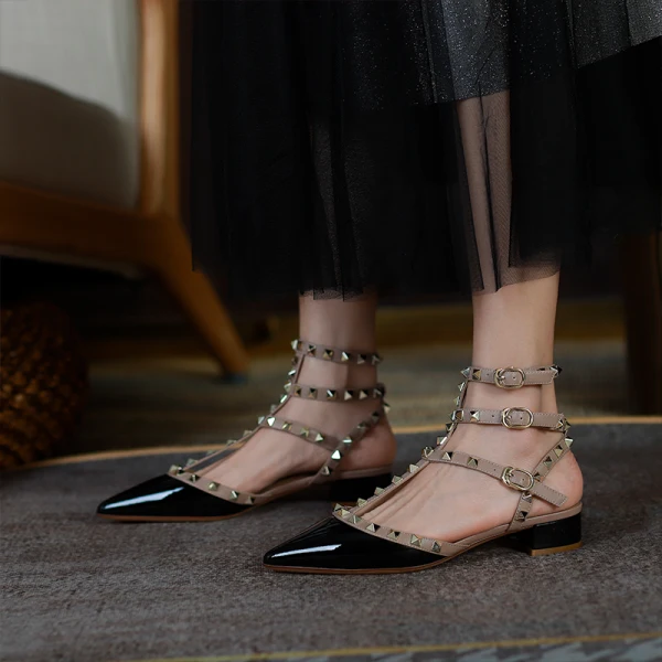 Sexy Beige Rivet Soirée Sandales Femme Talons Hauts 2022 Cuir 3 cm Talons Épais Talon Bas T-Strap À Bout Pointu Sandales