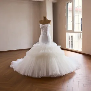 Haut De Gamme Élégant Blanche Satin Volants Robe De Mariée 2026 Trompette Sirène Bustier Sans Manches Dos Nu Chapel Train
