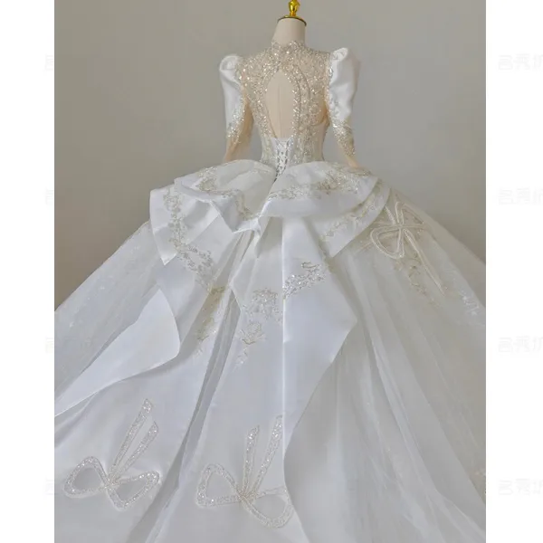 Charmant Blanche Perlage Perle Paillettes Noeud Tomber Hiver Robe De Mariée 2024 Robe Boule V-Cou Manches Longues Dos Nu Chapel Train Mariage