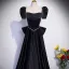 Élégant Noire Faux Diamant Gland Satin Robe De Bal 2023 Princesse Encolure Carrée Manches Courtes Dos Nu Noeud Longue Promo Robe De Ceremonie