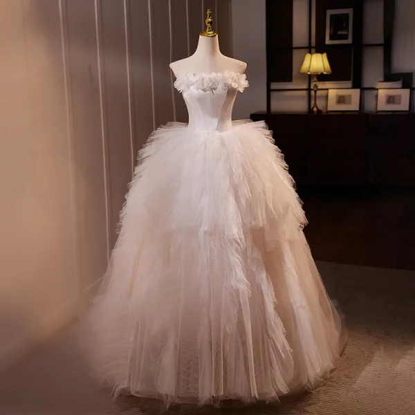 Leichtes Weiß Applikationen Fallende Rüsche Brautkleider / Hochzeitskleider 2024 Ballkleid Bandeau Ärmellos Rückenfreies Lange Hochzeit