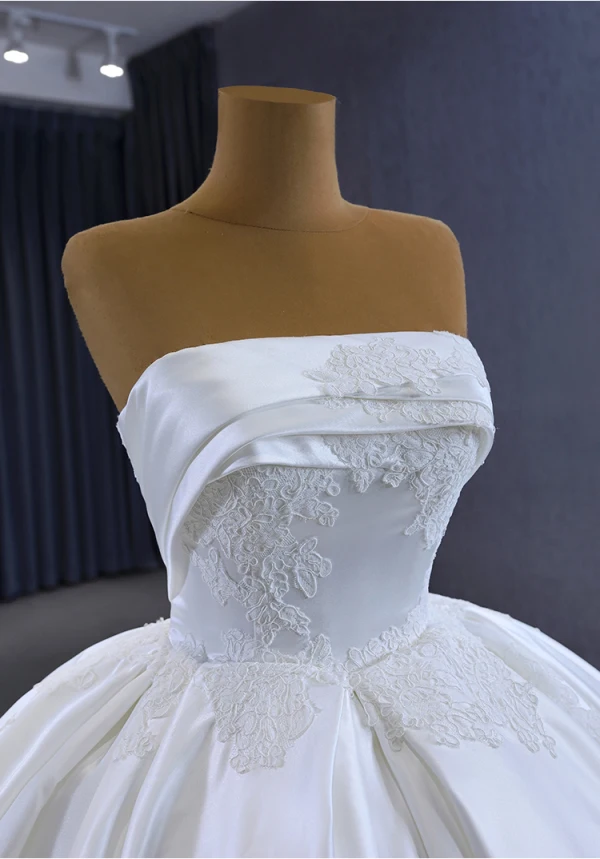 High-end Ivory Satin Lace Flower Wedding Dresses 2023 Ball Gown Strapless Sleeveless Backless Royal Train Wedding