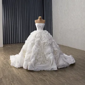 High End Lyx Vita Beading Pärla Rhinestone Ruffle Blomma Bröllopsklänningar 2025 Balklänning Axelbandslös Ärmlös Halterneck Chapel Train