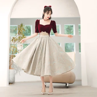 Chic Belle Bordeaux Daim De Retour Robe De Graduation 2022 Princesse Encolure Carrée Manches Courtes Dos Nu Longue Robe De Cérémonie