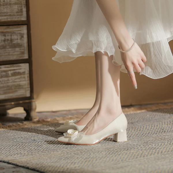 Elegante Ivory / Creme Ball Applikationen Pumps 2023 Satin 5 cm Thick Heels Spitzschuh Pumps Hochhackige