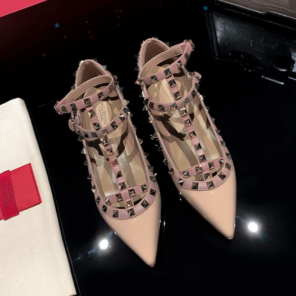 Charmant Blanche Été Vêtement de rue Plate Chaussures Femmes 2022 Cuir T-Strap Rivet À Bout Pointu Chaussures Femmes