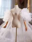 Charmant Blanche Fait main châle 2025 Volants en Cascade Manches Courtes Vestes & Enveloppements