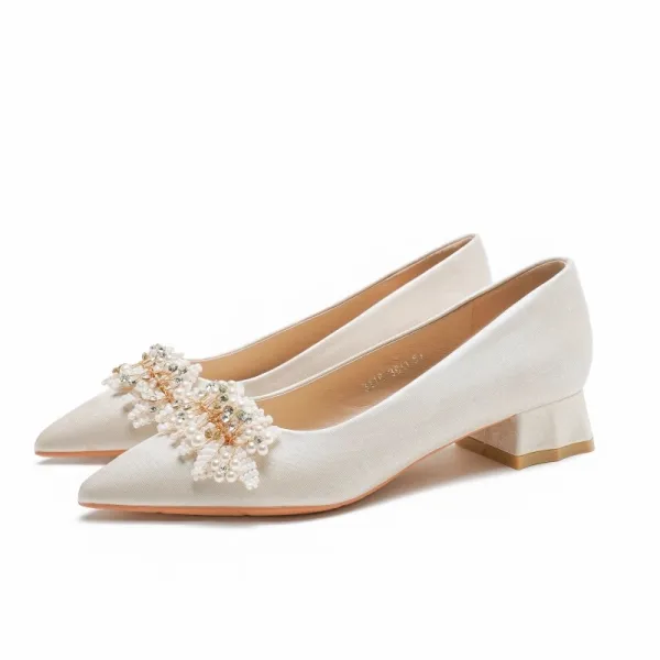 Elegant Beige Beading Pearl Rhinestone Satin Wedding Shoes 2024 3 cm Thick Heels Low Heel Pointed Toe Wedding Pumps High Heels