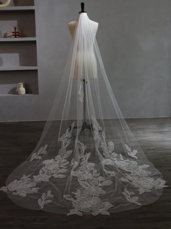 High-end White Lace Embroidered Wedding Veils 2025