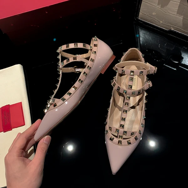 Charmant Blanche Été Vêtement de rue Plate Chaussures Femmes 2022 Cuir T-Strap Rivet À Bout Pointu Chaussures Femmes