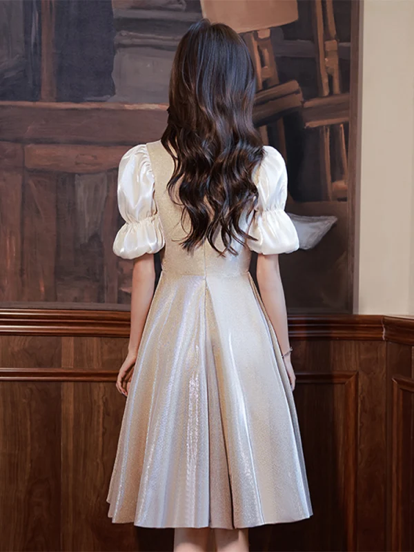 Audrey Hepburn Style Champagne Sequins Homecoming Graduation Dresses 2022 A-Line / Princess Bow Square Neckline Puffy Short Sleeve Knee-Length Graduation Dresses