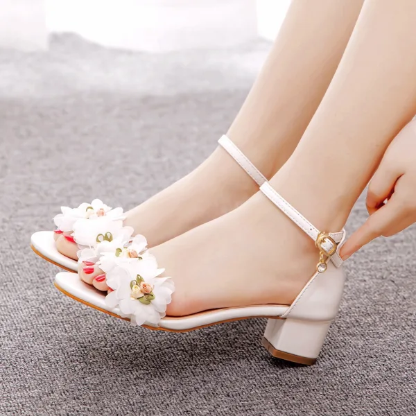 Uroczy Białe Aplikacje Buty Ślubne 2023 Z Paskiem 4 cm Niski Obcas Grubym Obcasie Peep Toe Ślub Sandały Wysokie Obcasy