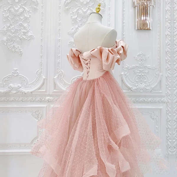 Élégant Rougissant Rose Volants en Cascade Satin Robe De Bal 2024 Princesse Volants De l'épaule Manches Courtes Dos Nu Train De Balayage Robe De Ceremonie