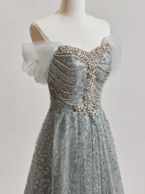 Schöne Grau Perlenstickerei Strass Pailletten Ballkleider 2025 A Linie Bandeau Ärmellos Rückenfreies Sweep / Pinsel Zug Festliche Kleider
