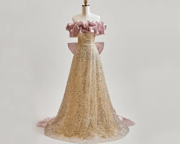 Glitzernden Gold Pailletten Ballkleider 2025 A Linie Rüschen Bandeau Ärmellos Rückenfreies Schleife Sweep / Pinsel Zug Ball Festliche Kleider