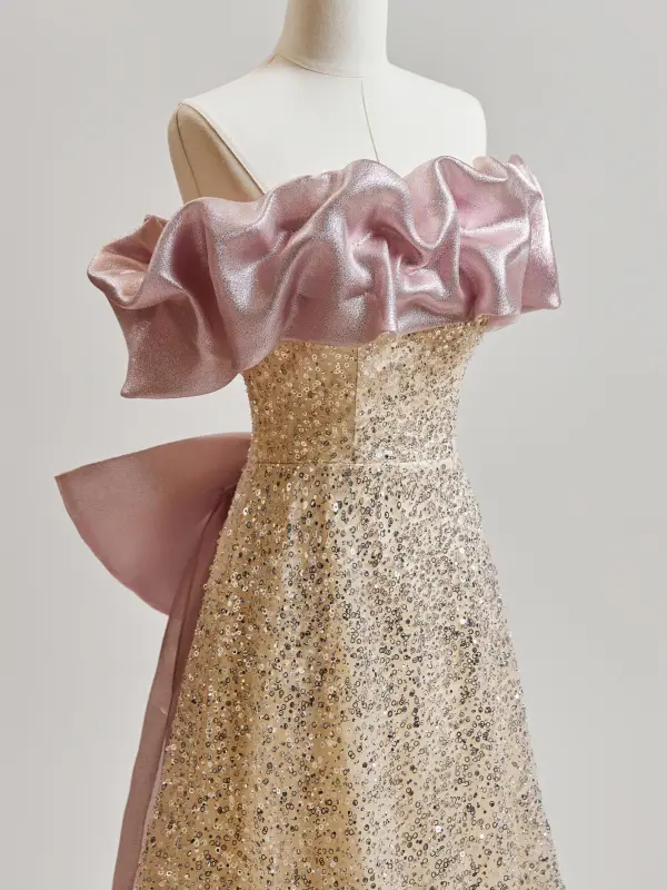 Glitzernden Gold Pailletten Ballkleider 2025 A Linie Rüschen Bandeau Ärmellos Rückenfreies Schleife Sweep / Pinsel Zug Ball Festliche Kleider