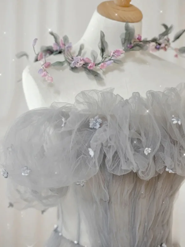 Charmant Gris Perle Appliques Volants Robe De Bal 2024 Princesse De l'épaule Manches Courtes Dos Nu Longue Robe De Ceremonie