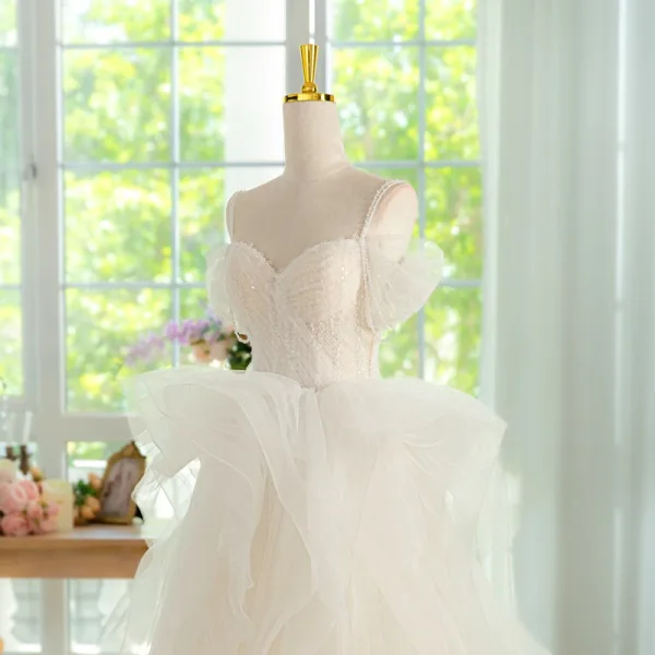 Charmant Beige Perlenstickerei Fallende Rüsche Ballkleider 2024 Ballkleid Spaghettiträger Ärmellos Rückenfreies Lange Ball Festliche Kleider