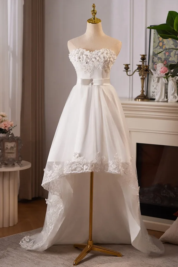 Schlicht Weiß Strass Spitze Blumen Applikationen Leichtes Brautkleider / Hochzeitskleider 2024 A Linie Bandeau Ärmellos Rückenfreies Sweep / Pinsel Zug Hochzeit
