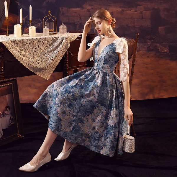 Chic / Beautiful Royal Blue A-Line / Princess Evening Dresses 2024 Medieval Vintage / Retro Flower Printing Deep V-Neck Knee-Length Evening Party Prom Sleeveless Prom Dresses