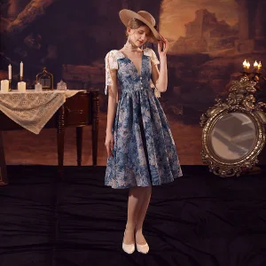 Schöne Königliches Blau A Linie Abendkleider 2024 Mittelalterlich Vintage Blumen Drucken Tiefer V Ausschnitt Knielang Abend Ball Ärmellos Ballkleider