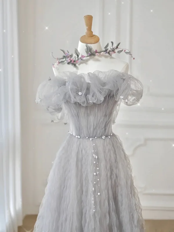 Charmant Gris Perle Appliques Volants Robe De Bal 2024 Princesse De l'épaule Manches Courtes Dos Nu Longue Robe De Ceremonie