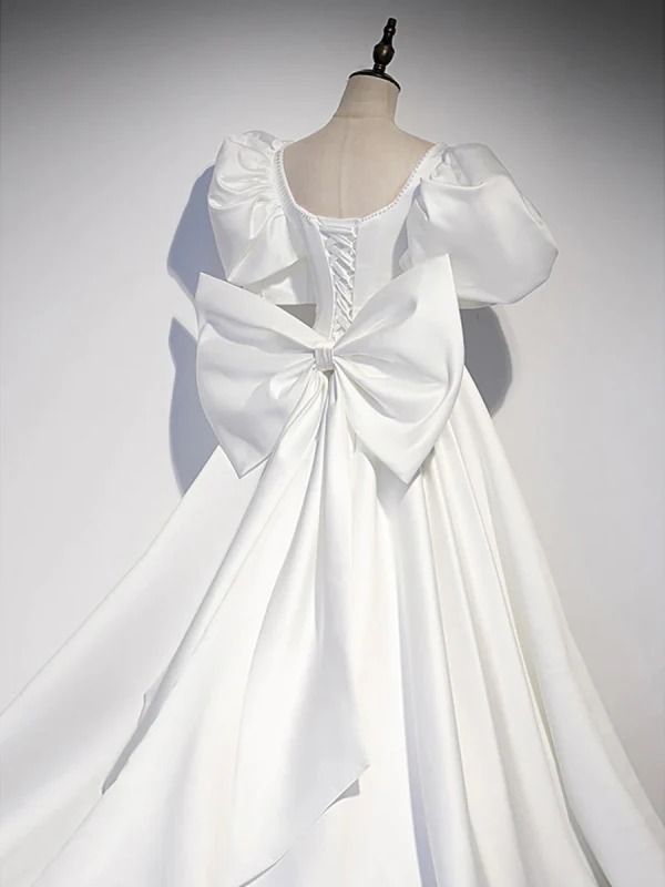 Élégant Blanche Satin Perlage Robe De Bal 2024 Robe Boule Encolure Carrée Gonflée Manches Courtes Dos Nu Noeud Tribunal Train Robe De Ceremonie