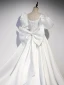 Élégant Blanche Satin Perlage Robe De Bal 2024 Robe Boule Encolure Carrée Gonflée Manches Courtes Dos Nu Noeud Tribunal Train Robe De Ceremonie