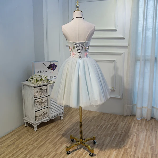 Charmant Été Bleu Ciel Courte Robe De Fête 2022 Robe Boule Bustier Perlage En Dentelle Fleur Appliques Sans Manches Dos Nu Robe De Ceremonie