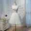 Charmant Été Bleu Ciel Courte Robe De Fête 2022 Robe Boule Bustier Perlage En Dentelle Fleur Appliques Sans Manches Dos Nu Robe De Ceremonie