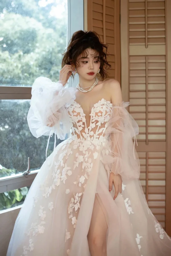 Charmant Champagner Strand Spitze Blumen Gespaltete Front Brautkleider / Hochzeitskleider 2024 A Linie Bandeau Kurze Ärmel Rückenfreies Sweep / Pinsel Zug Hochzeit