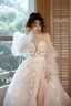 Charmant Champagner Strand Spitze Blumen Gespaltete Front Brautkleider / Hochzeitskleider 2024 A Linie Bandeau Kurze Ärmel Rückenfreies Sweep / Pinsel Zug Hochzeit