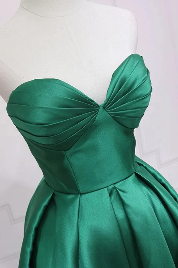 Sexy Grønn Satin Asymmetrisk Cocktailkjoler 2024 Prinsesse Uten Ermer Kjæreste Ryggløse Fest