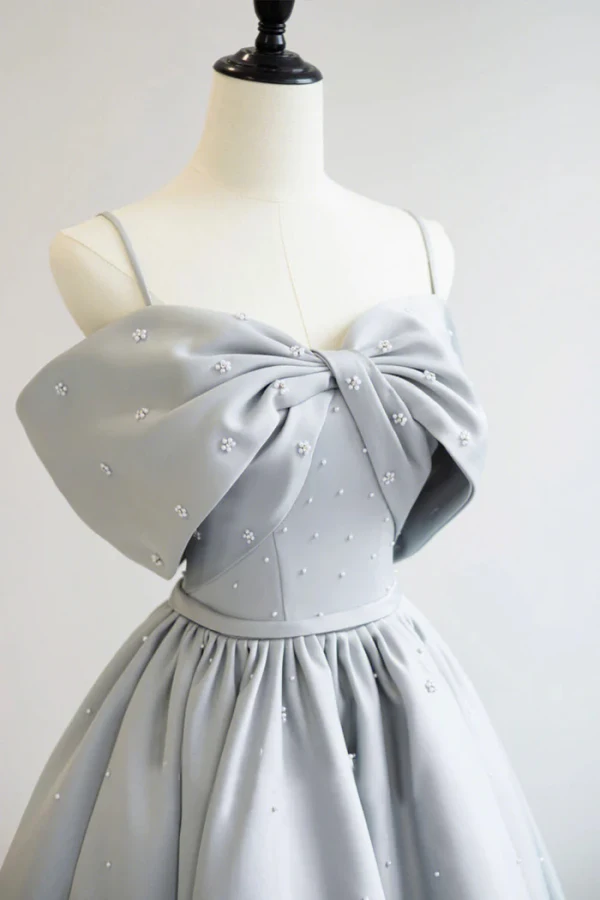Chic Gris Perlage Satin Noeud Robe De Bal 2024 Princesse Bretelles Spaghetti Sans Manches Dos Nu Longue Promo Robe De Ceremonie