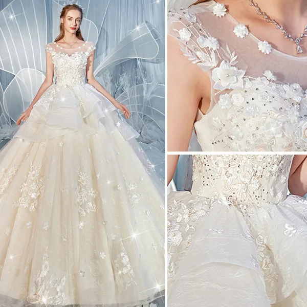 Étourdissant Champagne Robe De Mariée 2019 Princesse Encolure Dégagée Faux Diamant En Dentelle Fleur Appliques Sans Manches Dos Nu Volants en Cascade Royal Train